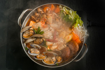 韓国料理チゲ　typical Korean seafood hot pot (Jjigae)