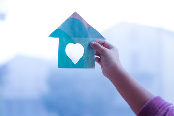 Casa verde de papel, sujetado de una mano