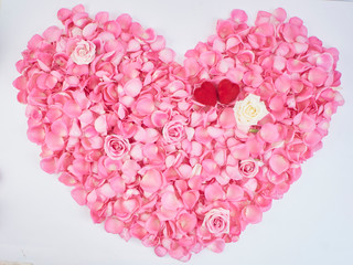 Obraz na płótnie Canvas Heart symbol made of pink rose petals.