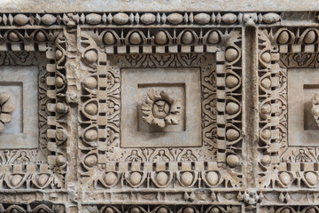 relieve en piedra flores