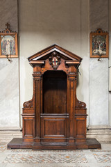 antiguo confesionario de madera dentro de la iglesia