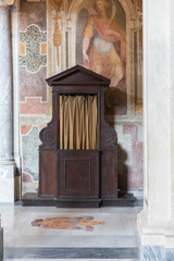 confesionario de una iglesia