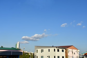 Fototapeta na wymiar house on background of blue sky