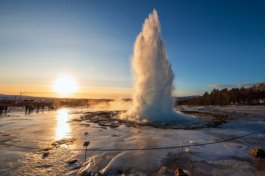Geysir Strokkur Erruption im Sonnenaufgang im Winter auf Island, Sehensw&uuml;rdigkeit am Golden Circle