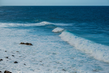 Fototapeta premium waves crashing on rocks