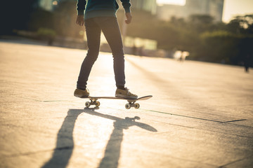 Fototapeta premium Skateboarder skateboarding at sunset city