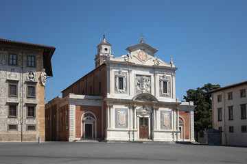 Obraz premium View on the square in front of italian church. Ornate facade of Church of Santo Stefano dei Cavalieri, Piazza dei Cavalieri. No people. Pisa, Italy