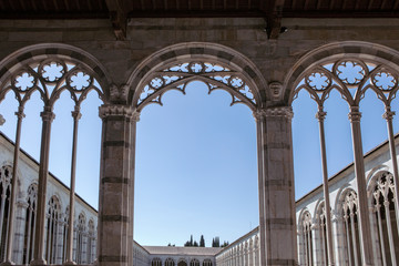 Obraz premium View on internal patio of Camposanto Monumentale di Pisa. Monumental Cemetery, Interior courtyard. Ornate columns and. Interior view. Italy, Tuscany.