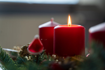 Weihnachtsdeko mit brennender Kerze im Querformat