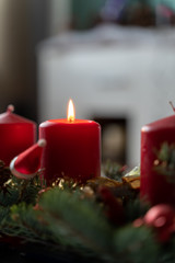 Weihnachtsdeko mit brennender Kerze im Hochformat