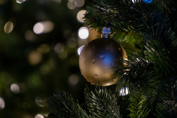 Weinachtskugeln am Baum mit Bokeh