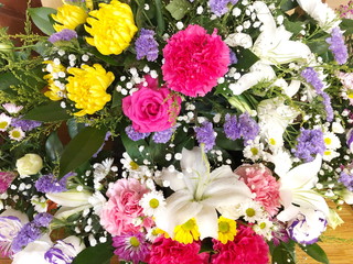 Obraz na płótnie Canvas Beautiful colorful mixed flower bouquet