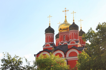 Fototapeta na wymiar Church of All Saints na Kulichkakh in Moscow, Russia. Panoramic summer day view of orthodox church at Zaryadye park, beautiful scenery with decorative domes on the streets of Moscow city 