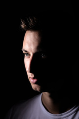 Hübscher Mann mit Schatten Nahaufnahme