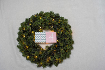 Adventskalender Tannenkranz mit Lichtern Nummer 14