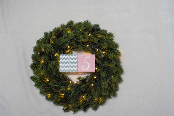 Adventskalender Tannenkranz mit Lichtern Nummer 15