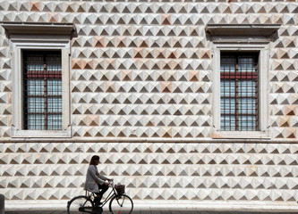 Ferrara, parete a bugnato di Palazzo Diamanti con bicicletta - obrazy, fototapety, plakaty