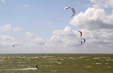 Kitesurfer auf dem Meer im Sommerwind - 308921387