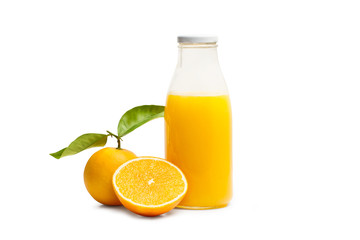 Botella con zumo de naranja y naranja cortada por la mitad sobre fondo blanco aislado. Vista de frente. Copy space