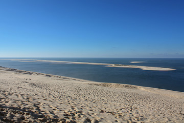 Blick von der Düne von Pilat auf die vorgelagerte Sandbank Banc d'Arguin. Frankreich