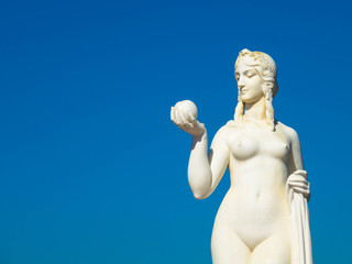 Skulptur einer Venus vor blauem Himmel