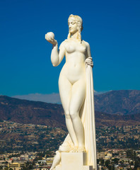 Woman statue with a view of Hollywood Hills © familie-eisenlohr.de