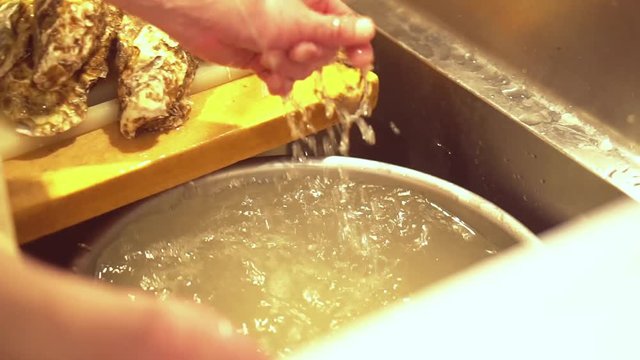 Work of the sushi chef｜牡蠣を洗う