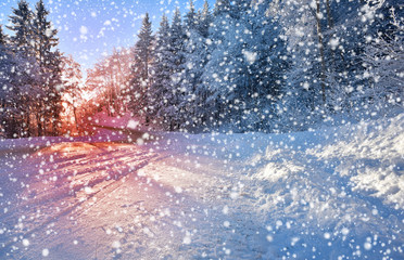 Fiocchi di neve su una strada di montagna