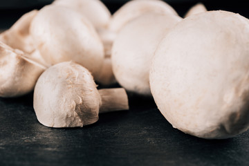 Weiße Champignons auf einer Schieferplatte als Makroaufnahme