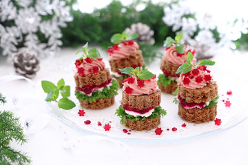 ビーツフムスのカナッペ　