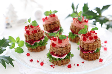 ビーツフムスのカナッペ　