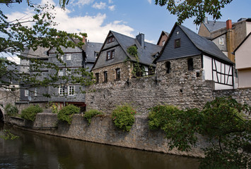 Fototapeta na wymiar Häuser am Fluss Lahn in der Altstadt von Wetzlar in Hessen, Deutschland 