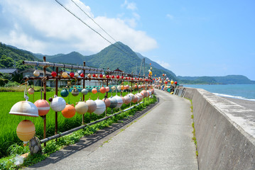 佐渡島岩谷口のカラフルな廃材ブイで作った飾り