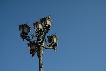 Fototapeta na wymiar 青空と公園のオシャレな街灯