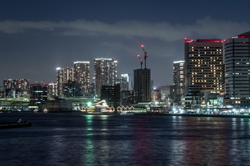 Fototapeta premium Nocny widok miasta Tokio Budynki Zatoki Perskiej 1