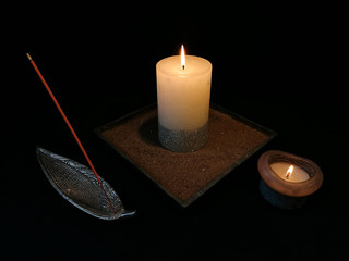 Räucherwerk im Kerzenschein