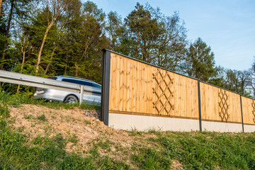 Lärmschutzwand neben Strasse