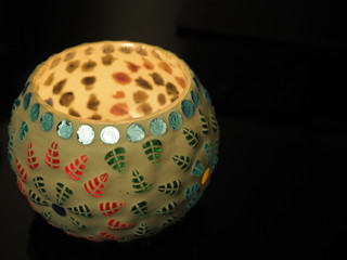 暗闇の中のキャンドルスタンド