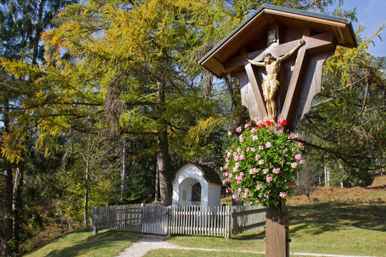 Wegkreuz und Kapelle am Kramerplateauweg oberhalb Garmisch-Partenkirchen