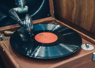 Turntable vinyl record player