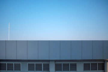 Obraz premium roof of building against blue sky copy space for text