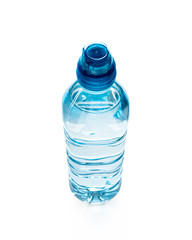Plastikowa butelka z wodą na białym tle