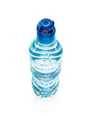 Plastikowa butelka z wodą na białym tle - obrazy, fototapety, plakaty