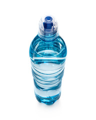 Plastikowa butelka z wodą na białym tle