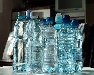 Plastikowe butelki z wodą