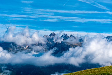 Dolomiten Berge Gipfel  umhüllt von Nebel