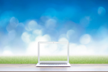 机とPC：芝生とキラキラした青い背景