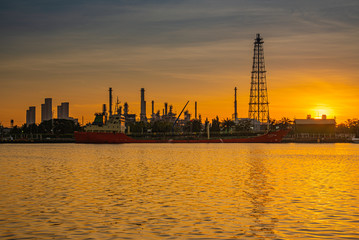 Naklejka premium rafineria ropy o zmierzchu