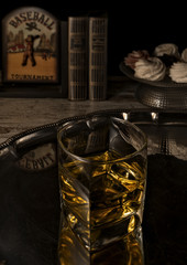 bicchiere di liquore whiski da vicino.jpg - obrazy, fototapety, plakaty