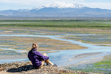 Dziewczyna na tle wulkanu, Islandia